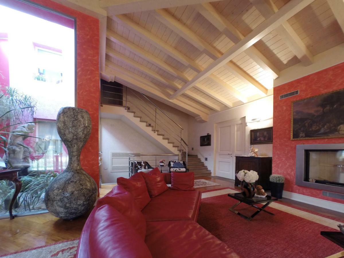 לוקה La Villa Nel Bosco מראה חיצוני תמונה