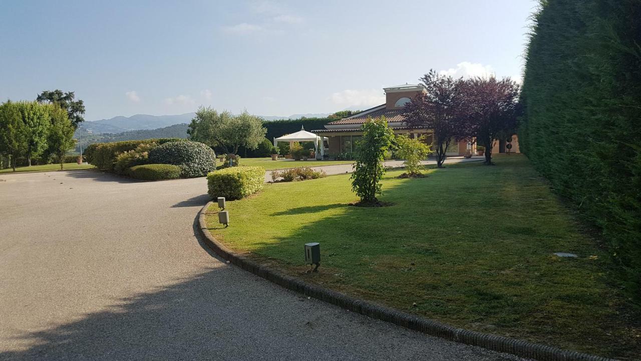לוקה La Villa Nel Bosco מראה חיצוני תמונה